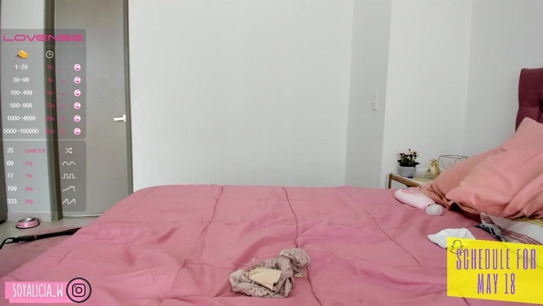 Cute Alice: Carina alice sente il desiderio di penetrare se stessa analmente...