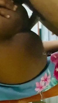 继母被看到她干手的大屁股和湿润的阴户所勾引