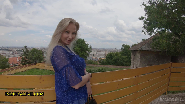 Immoral Family: Stiefvater &amp; stiefsohn holen geile MILf nach quarantäne im schloss ab -...