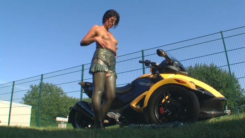 Rubber & Clinic Studio - 1ATOYS: Un kinky clistere all'aperto divertente