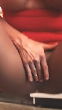 Tante seksi dengan stoking ketat menggoda sebelum ngocok kontolnya