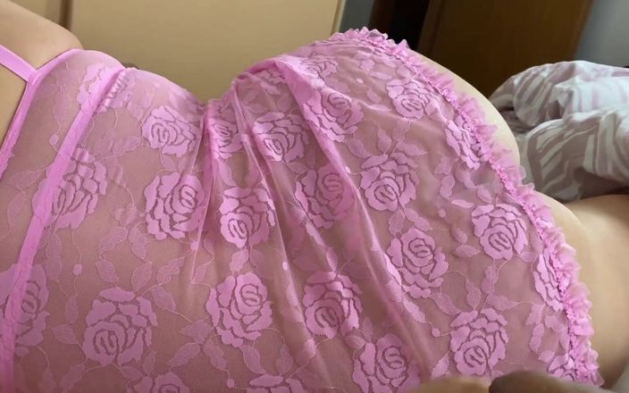 Ivana Montana: Une demi-sœur sexy partage son lit avec son demi-frère excité