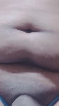 Agradável gordinha curvilínea transsexual mostra suas coisas