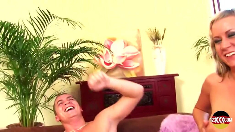 German amateur - 100% German hardcore videos: Questa miLF tedesca è in una sessione hardcore con un grosso...