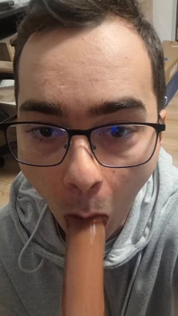 Vysokoškolačka saje ptáka nevlastního otce, dokud se mu nevystříká do pusy (dildo)