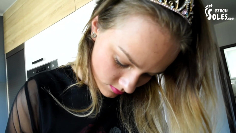Czech Soles - foot fetish content: Prinzessin und ihre fußsklavin zum spaß