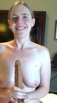 Perwersyjne blondynki głębokie gardło a 10-calowy dildo