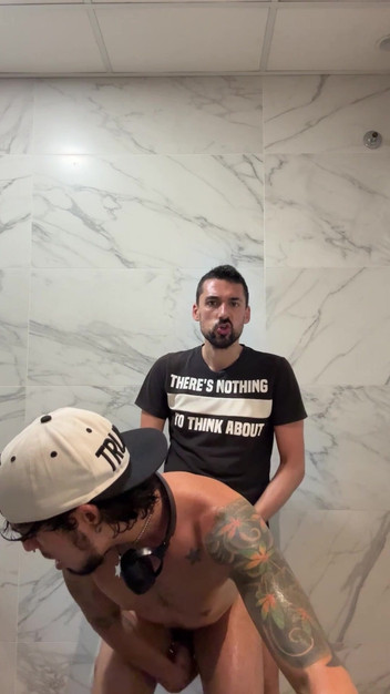 Liam Harding: Twink Latin seksi dikongkek dalam wc