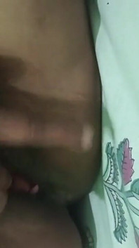 Desi-mädchen fingert und führt ihren finger und lutscht