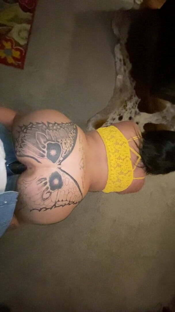 MzKiTTy91: 大屁股白人妻子被 10 英寸巨大的大黑鸡巴后入式性交
