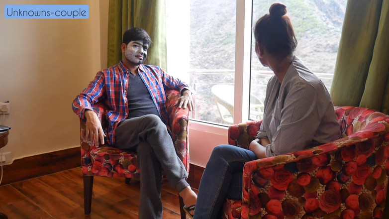 the last man: Onschuldig Desi-meisje stemt ermee in om alle kleren uit te...