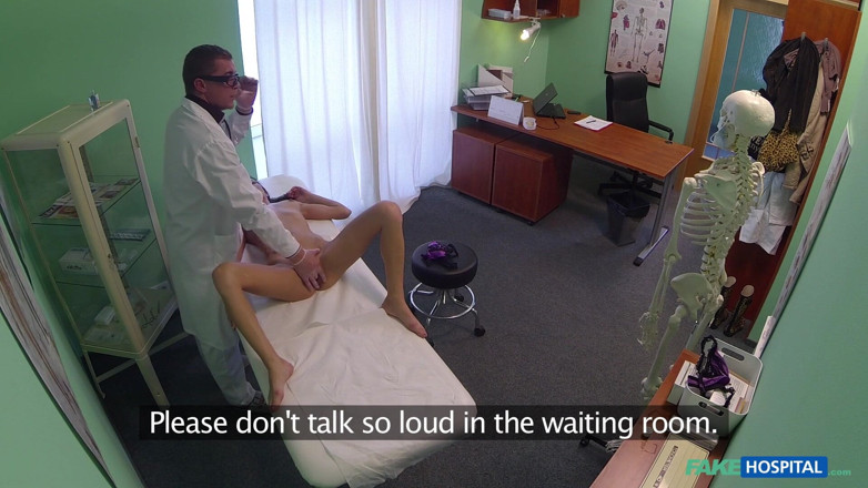 Fake Hospital: Fake hospital - médico da un regalo de cumpleaños a una...