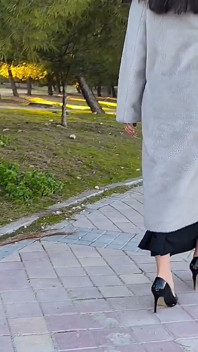 Latina w Dirndl Dziwka Szminka Pussy Play, Outdoor Sikanie i Titty Cum Wykończenie