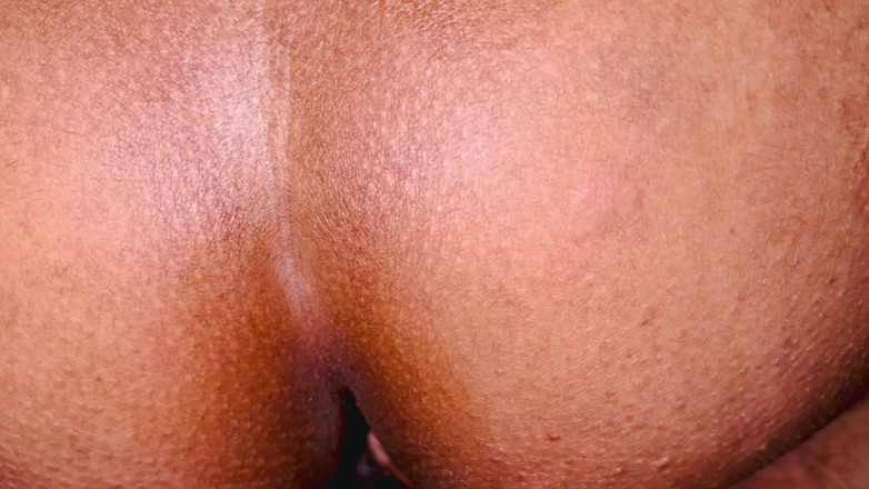 Sweetysingle: Srilankanská máma šuká do zadku s Buttplugs