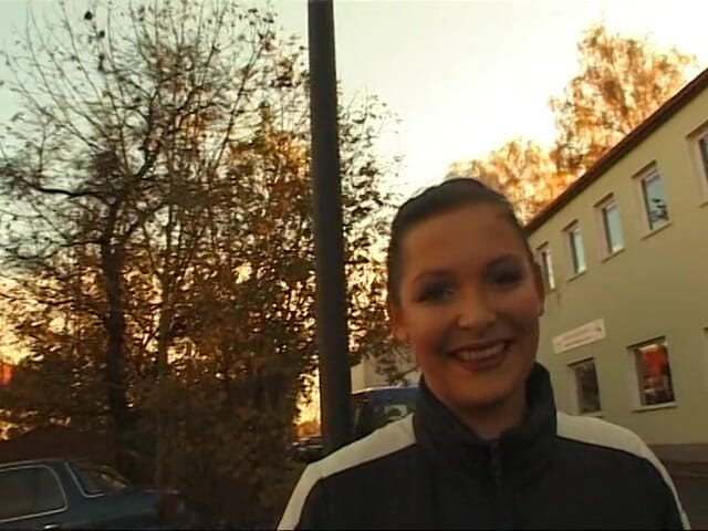 Lucky Cooch: Fată germană care ia un interviu în aer liber