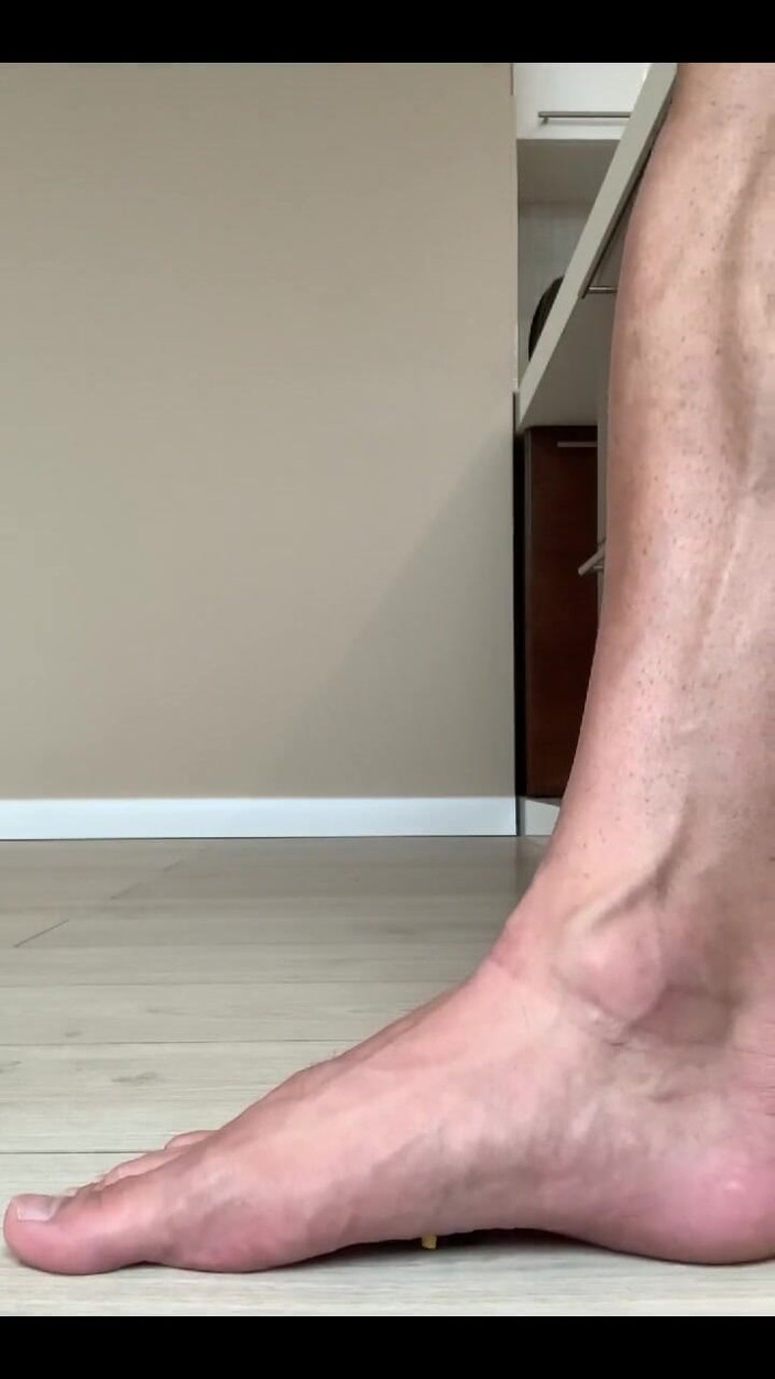 Jasons feet: Si mungil ini takut sama si raksasa