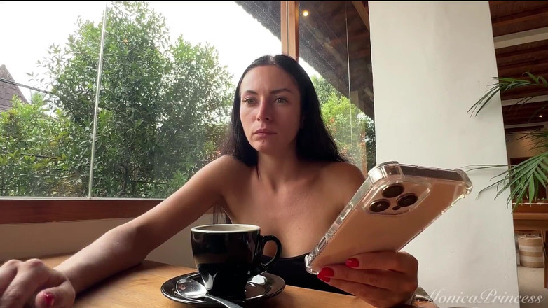 Princess Monica: Mengusaha komputer riba, berkelip buah dada di Ruang Kerja Awam