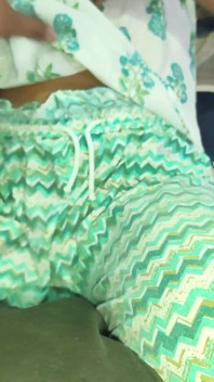 La moglie traditrice indiana ha invitato il ragazzo del vicino a casa e si diverte molto mentre suo marito era via