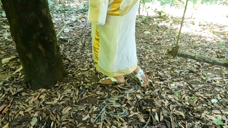 Anne Ipe: Kerala stile tradizionale set mundu, ragazza che si spoglia all'aperto...