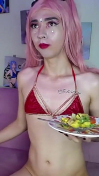 Zastanawiam się, sofi zjada lunch nago