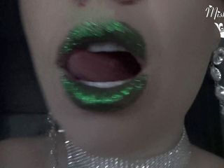 Goddess Misha Goldy: Жестко кончи на мои зеленые блестящие губы