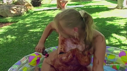 British Sex Films: Kilolu genç kız sosla sikişiyor
