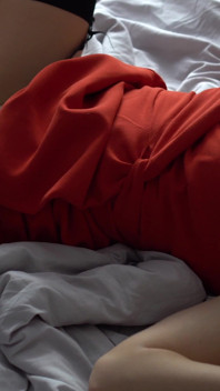 Mora calda riceve una grande sborrata sul suo vestito rosso e sulla figa, sesso in hotel