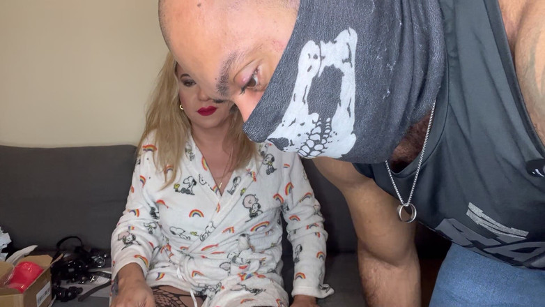 Wesley Bull: Desempacando los regalos: jaula de castidad, enorme plug anal y...