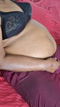 Puremature Azjatycka milf czuje się samotna