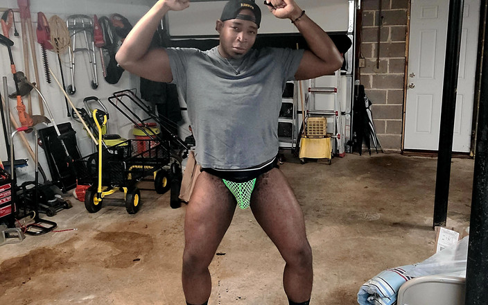 Blkbamaboi73: Semental sexy en green mesh jockstrap bailando y balanceando enorme...