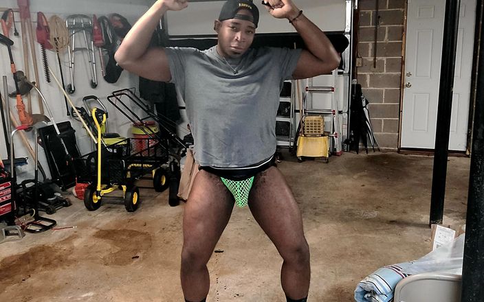 Blkbamaboi73: Sexy dekhengst in groene mesh-jockstrap danst en swingt enorme lul
