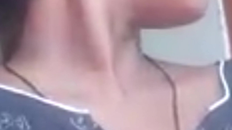 DesiBurChudai: Poté, co manžel vyšel ven, velmi divoce se stává nevlastním...