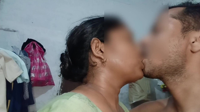 Yourgeeta8899: सौतेली बहन ने उसे अकेला देखकर उसका फायदा उठाया और उसका लंड चूसा और उसके साथ सेक्स किया