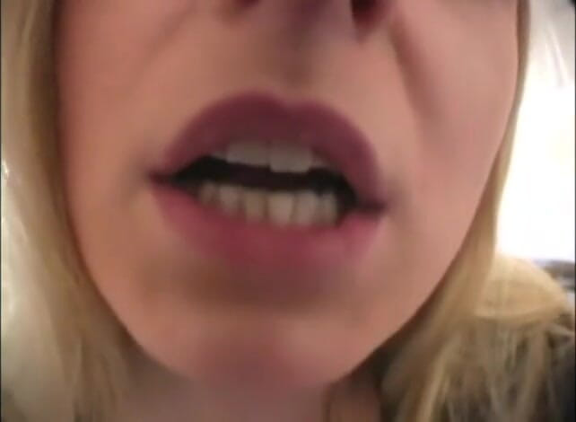 Femdom Austria: Blonďatá děvka kouří cigaretu v detailním videu