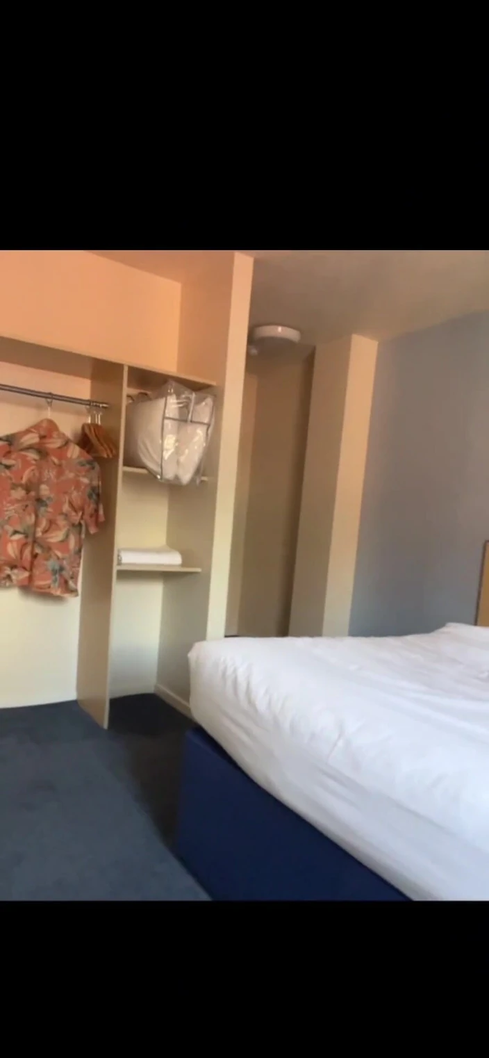 Daddybearvlc: Horny Hotel Wank! Right up the Mirror