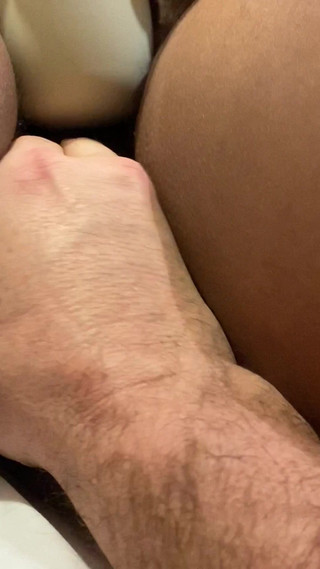 Cpl4you14: Děvka Janie používá vibrátor a prstí její chlupatou černou kundičku