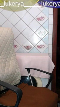 Lukerya gợi cảm thay đổi thành một bộ trang phục lưới màu đỏ