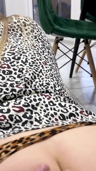 Tiempo de congelar. Hijastro detiene tiempo para follar a su madrastra caliente