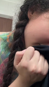剛毛で汗だくの巨女があなたを捕まえ、調教とパイズリの後、汗だくの服と体の匂いを嗅がせます