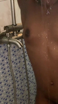 Quente negra gata no banheiro provoca beleza natural curvilínea