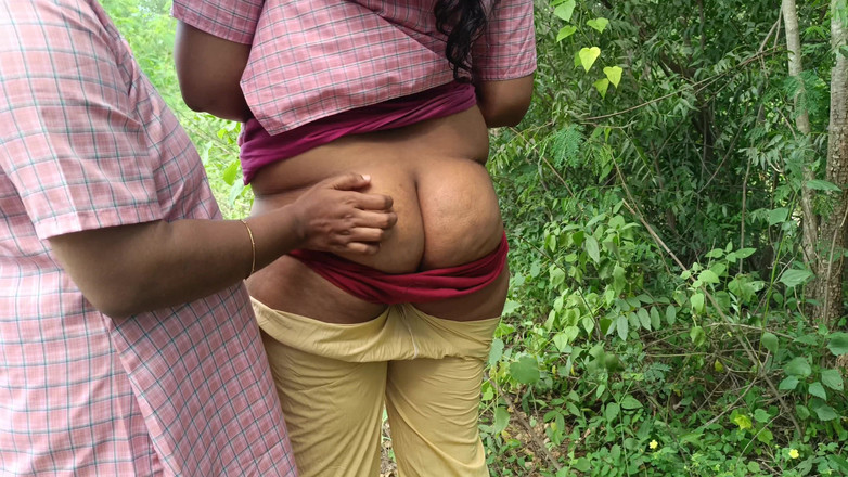 Magilmathi: Студентка в униформе на улице