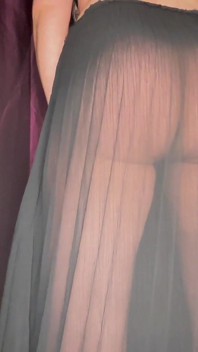 Pète dans une robe noire transparente
