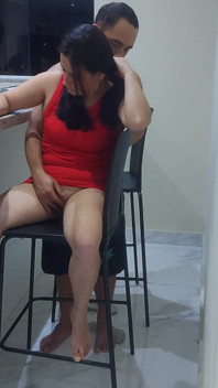 Ma demi-sœur me taquine sans culotte quand on est seuls à la maison
