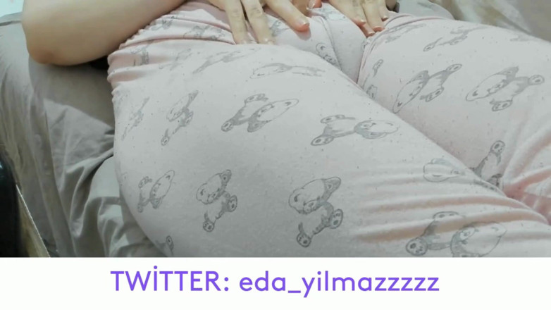 bigass_sexy_bigboobs: Camel toe - masturbation im schlafanzug - geschwollene muschi - geschwollene muschi - große...