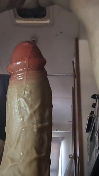 Tante seksi lagi asik muasin memeknya pakai dildo ukuran raksasa