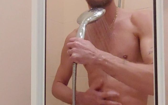 Boy jerking off: Sag mir, würdest du mit mir duschen?