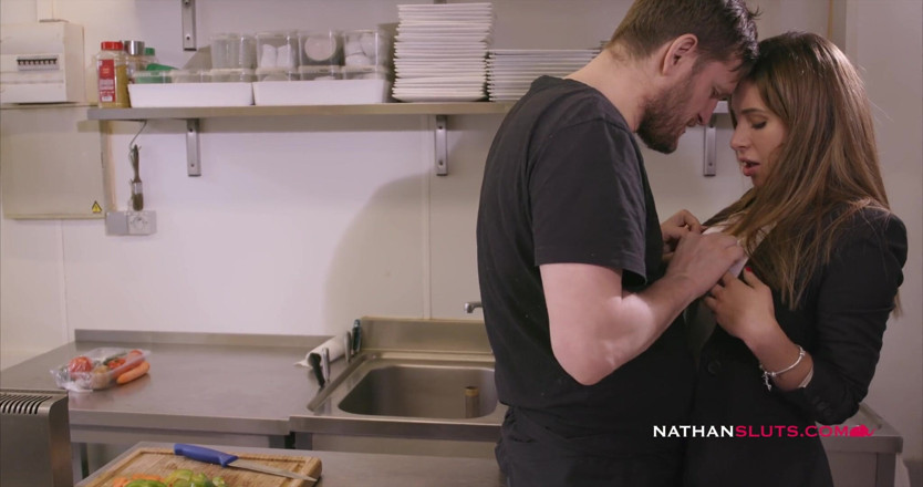Nathansluts: Anaal in de keuken voor rondborstige Blanche Bradburry &amp; tiener Ally...