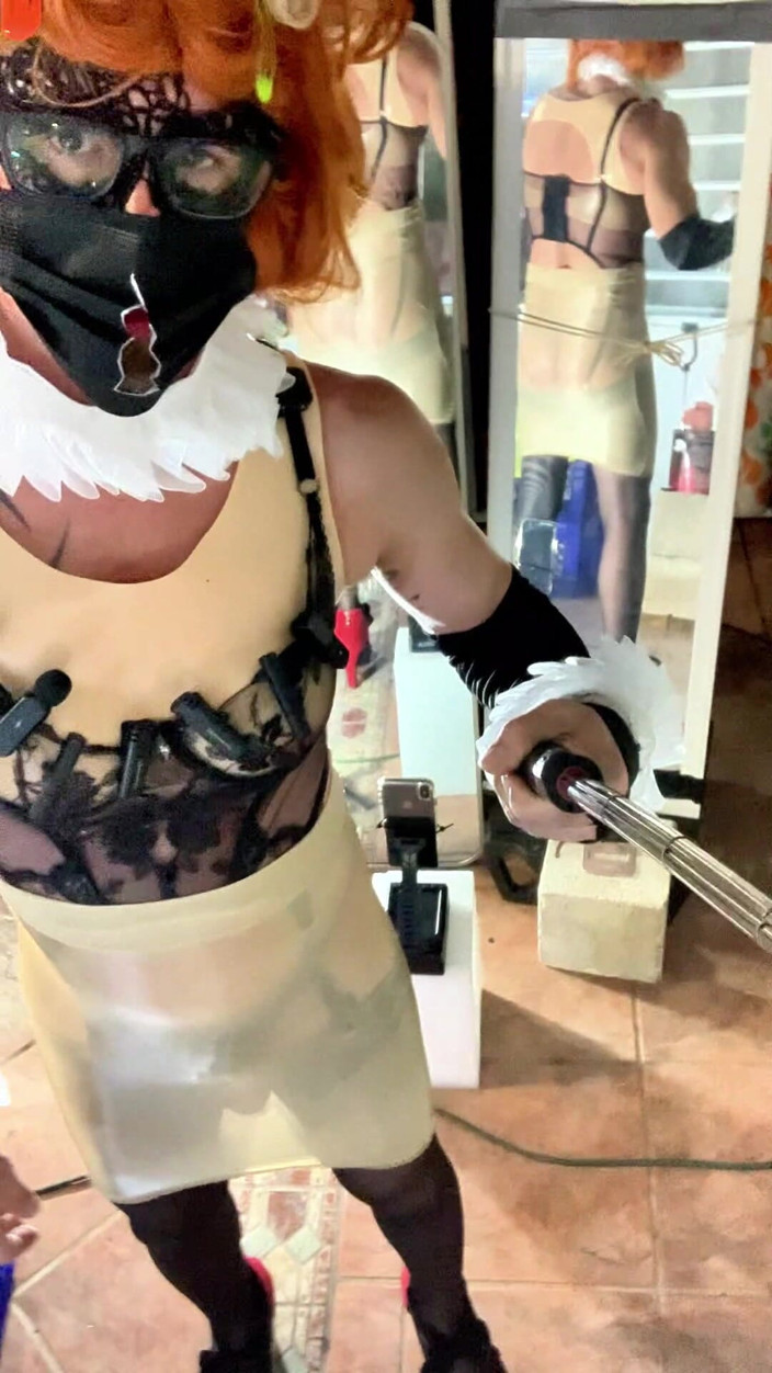 Benito414: Sexy transgender, goldenes korsett, dessous draußen