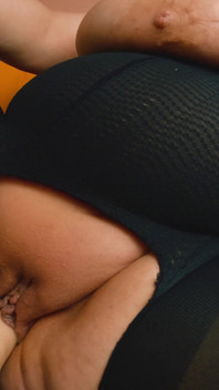 Seks makinesi yırtık külotlu çoraplı tombul orta yaşlı seksi kadını sikiyor