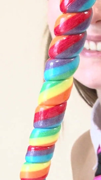 Een paar ondeugende universiteitsmeisjes Lacey en Faye delen lollypop en seksspeeltje